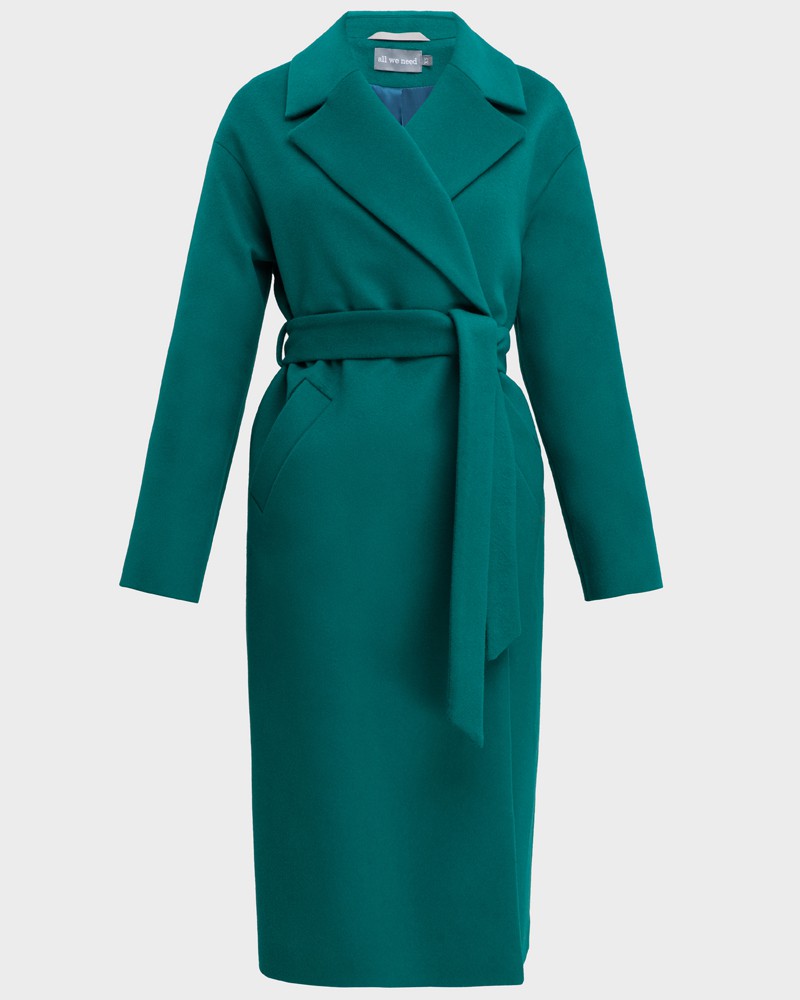 Пальто из плотной шерсти на подкладе. Модель прямого силуэтас английским воротником.Пальто дополнено двумя вместительными карманами,без застежки, с поясом из основного материала.

На модели размер XS