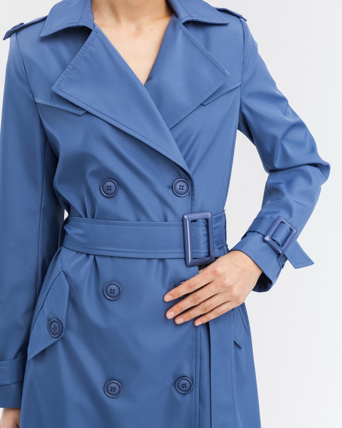 Тренч классической посадки с втачным плечом, дополнен поясом с фурнитурой в тон изделия. Незаменимая вещь для яркихпрогулок