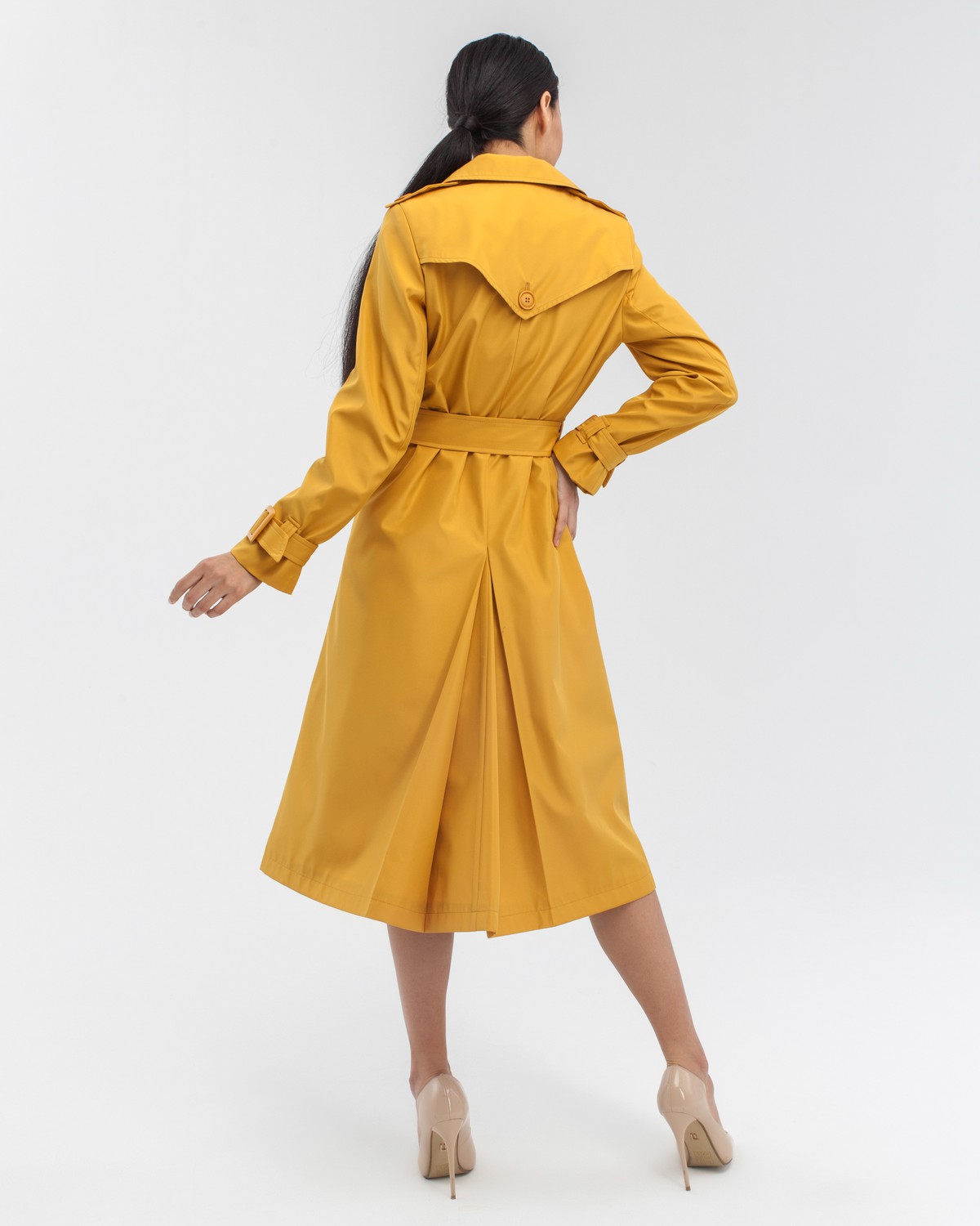 Тренч классической посадки с втачным плечом, дополнен поясом с фурнитурой в тон изделия. Незаменимая вещь для яркихпрогулок