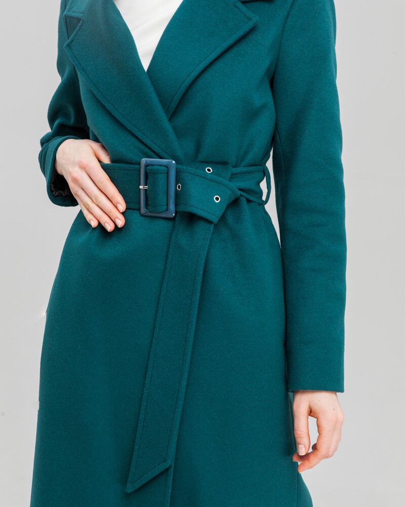 Пальто-халат зимнее с поясом с пряжкой, цвет: изумрудный Allweneed Утепленное пальто-халат с втачанным рукавом классической посадки и английским воротником. Дополнено поясом с пряжкой в тон изделия. Благодаря утонченному крою и утеплителю в подкладке с пальто можно создавать элегантные и женственные зимние образы.
Модель будет согревать вас до -10 градусов.
На модели размер XS