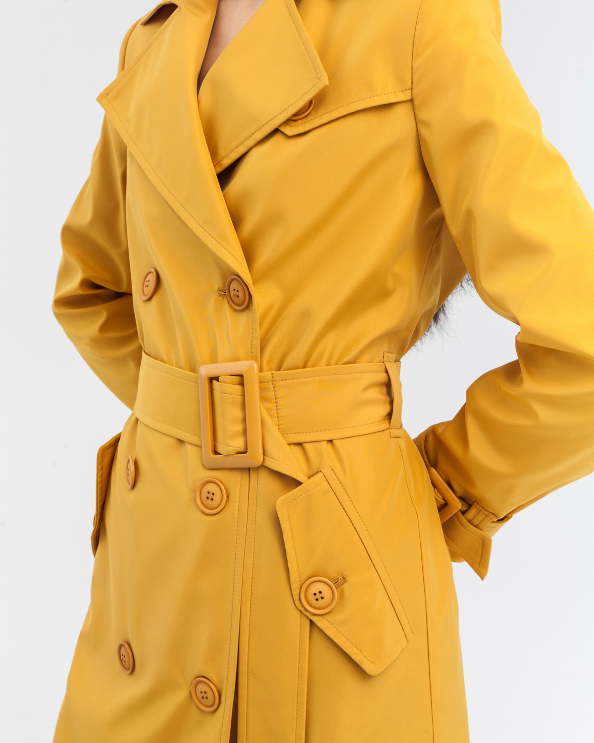 Тренч классической посадки с втачным плечом, дополнен поясом с фурнитурой в тон изделия. Незаменимая вещь для яркихпрогулок