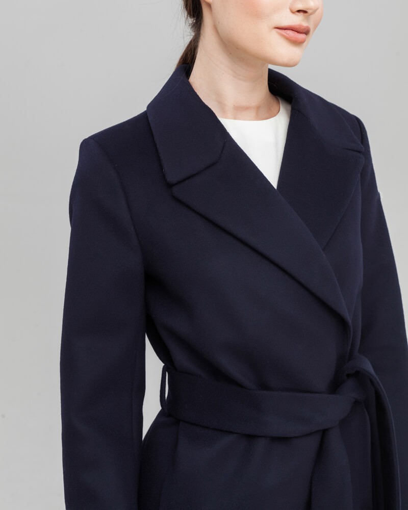 Пальто из плотной шерсти на подкладе. Модель прямого силуэта с английским воротником, классической линией плеча. Дополнено двумя вместительными втачными карманами и поясом из основного материала.
Женственный силуэт пальто и пояс, подчеркивающий талию, делает эту модель идеальным вариантом для любителей классики.

На модели размер XS