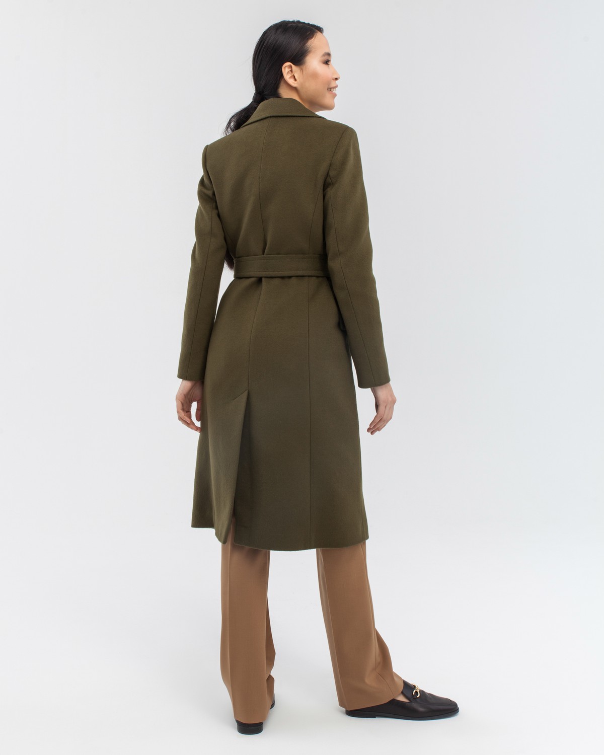 Пальто из плотной шерсти на подкладке. Модель прямого силуэта санглийским воротником и классической линией плеча, застегивается на пуговицы, дополнено двумя вместительными карманами с клапаном и поясом в тон изделия. Модель средней длины хорошо смотрится как на миниатюрных, так и на высоких девушках.

На модели размер XS
