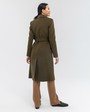 Пальто из плотной шерсти на подкладке. Модель прямого силуэта санглийским воротником и классической линией плеча, застегивается на пуговицы, дополнено двумя вместительными карманами с клапаном и поясом в тон изделия. Модель средней длины хорошо смотрится как на миниатюрных, так и на высоких девушках.

На модели размер XS
