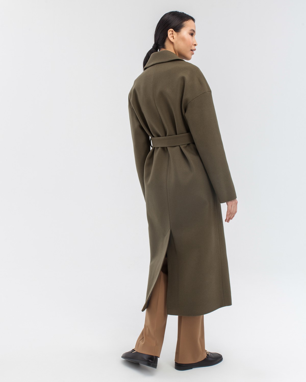 Пальто-халат длины maxi из плотной шерсти с кашемиром. Модель прямого силуэта с английским воротником.Пальто дополнено двумя вместительными карманами,без застежки с поясом из основного материала.