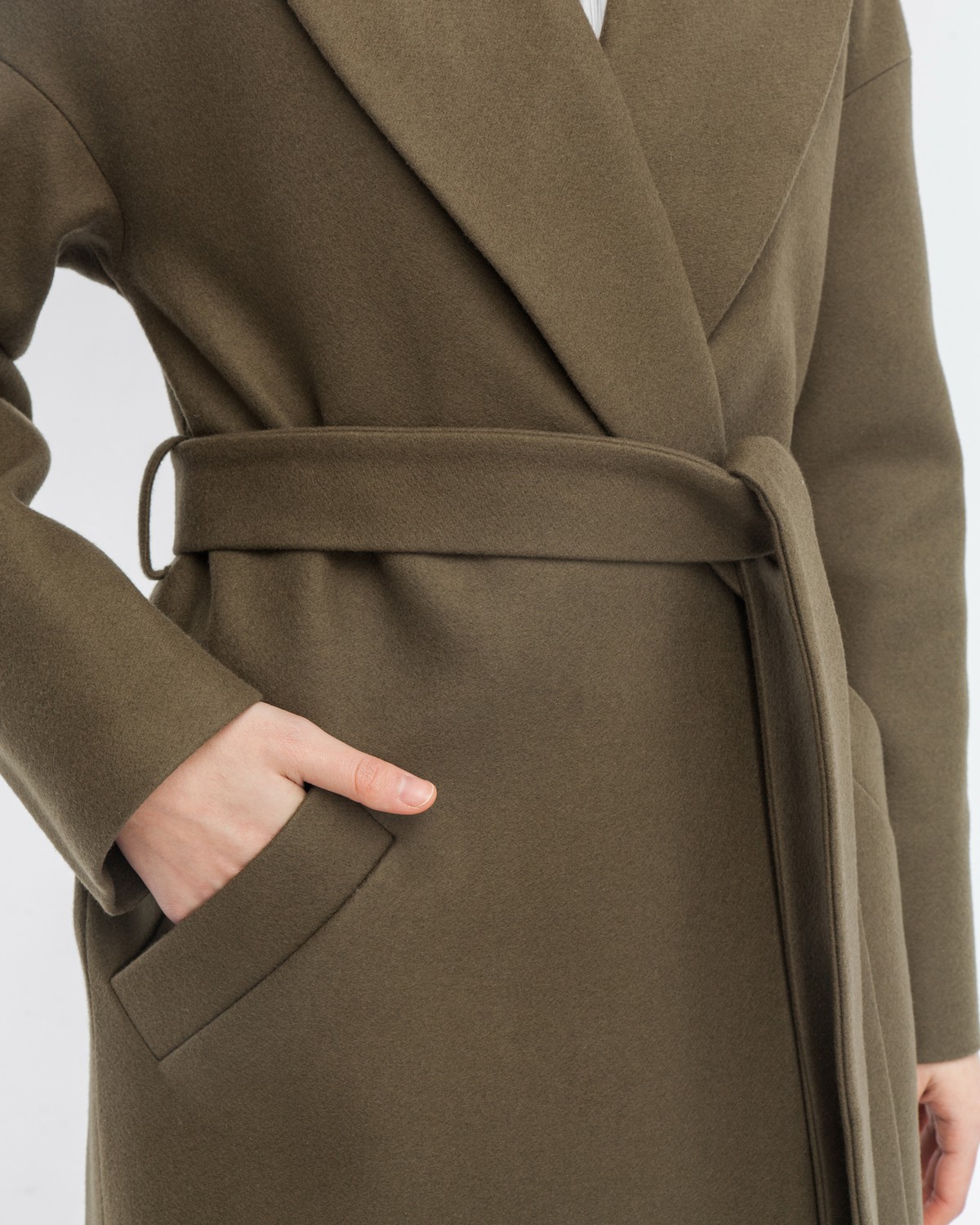 Пальто-халат длины maxi из плотной шерсти с кашемиром. Модель прямого силуэта с английским воротником.Пальто дополнено двумя вместительными карманами,без застежки с поясом из основного материала.