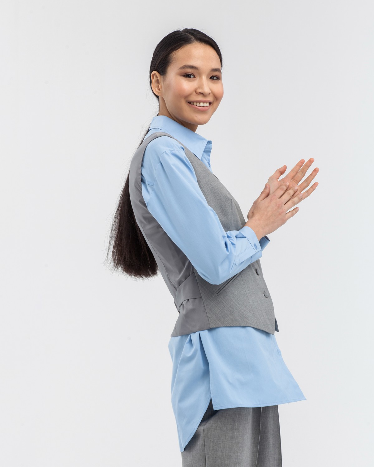 Приталенный жилет с застежкой на пуговицы. Изделие дополнено хлястиком и прорезными карманами. Жилет составит отличный комплект с жакетом и брюками в тон.

На модели размер XS