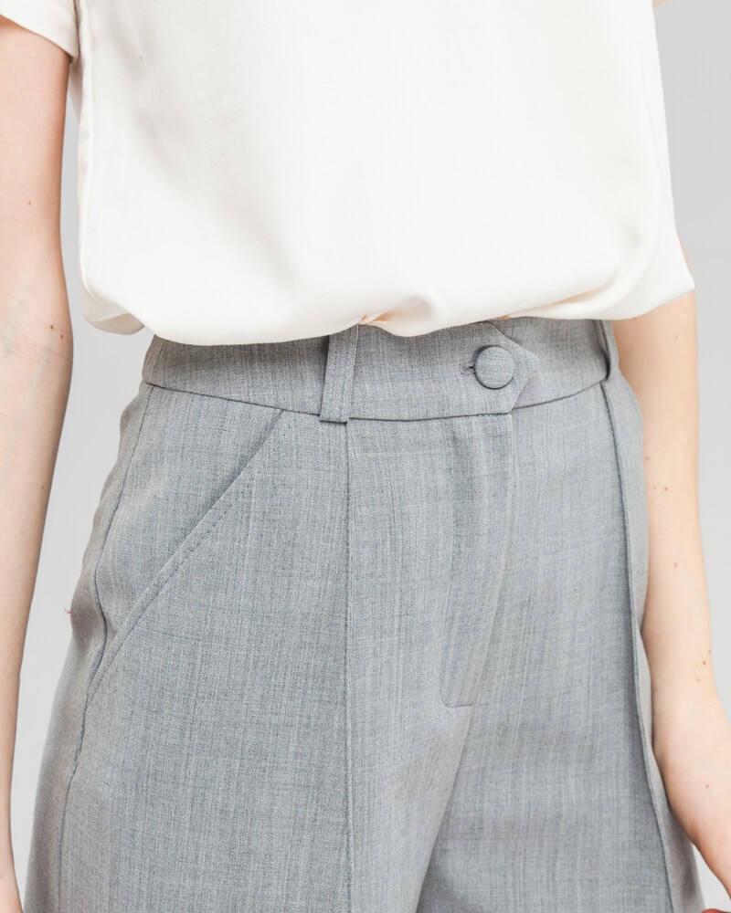 Широкие брюки-кюлоты с простроченной стрелкой и посадкой на талии. Брюки дополнены карманами, застежкой на пуговицу и молнию. За счет силуэта трапеции, который создают кюлоты, можно собирать женственные и утонченные образы.