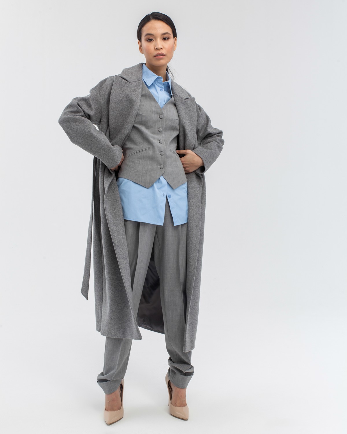 Пальто-халат длины maxi из плотной шерсти с кашемиром. Модель прямого силуэта с английским воротником.Пальто дополнено двумя вместительными карманами,без застежки с поясом из основного материала.