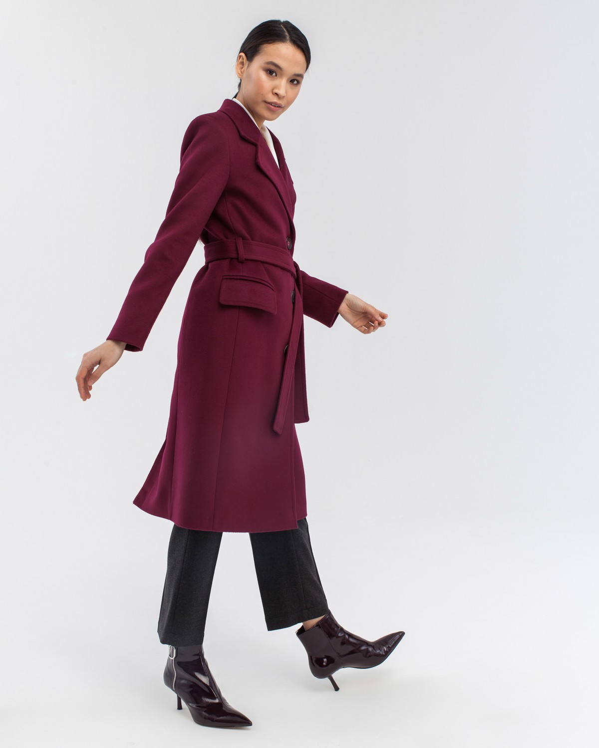 Пальто прямого силуэта Olivia, цвет: винный Allweneed Пальто из плотной шерсти на подкладке. Модель прямого силуэта санглийским воротником и классической линией плеча, застегивается на пуговицы, дополнено двумя вместительными карманами с клапаном и поясом в тон изделия. Модель средней длины хорошо смотрится как на миниатюрных, так и на высоких девушках.
На модели размер XS