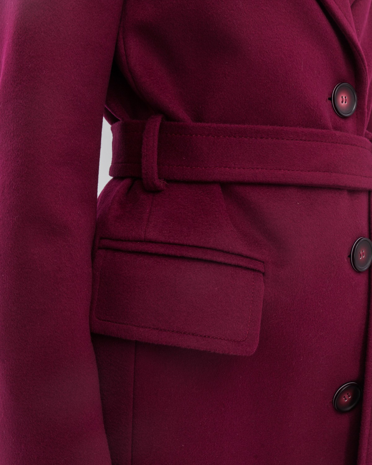 Пальто прямого силуэта Olivia, цвет: винный Allweneed Пальто из плотной шерсти на подкладке. Модель прямого силуэта санглийским воротником и классической линией плеча, застегивается на пуговицы, дополнено двумя вместительными карманами с клапаном и поясом в тон изделия. Модель средней длины хорошо смотрится как на миниатюрных, так и на высоких девушках.
На модели размер XS