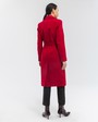 Пальто из плотной шерсти на подкладке. Модель прямого силуэта санглийским воротником и классической линией плеча, застегивается на пуговицы, дополнено двумя вместительными карманами с клапаном и поясом в тон изделия. Модель средней длины хорошо смотрится как на миниатюрных, так и на высоких девушках.

На модели размер XS
