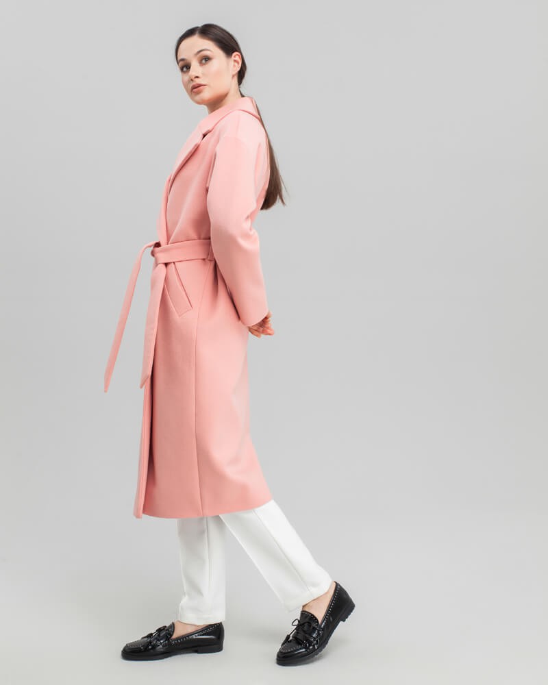 Пальто из плотной шерсти на подкладе. Модель прямого силуэтас английским воротником.Пальто дополнено двумя вместительными карманами,без застежки, с поясом из основного материала.

На модели размер XS