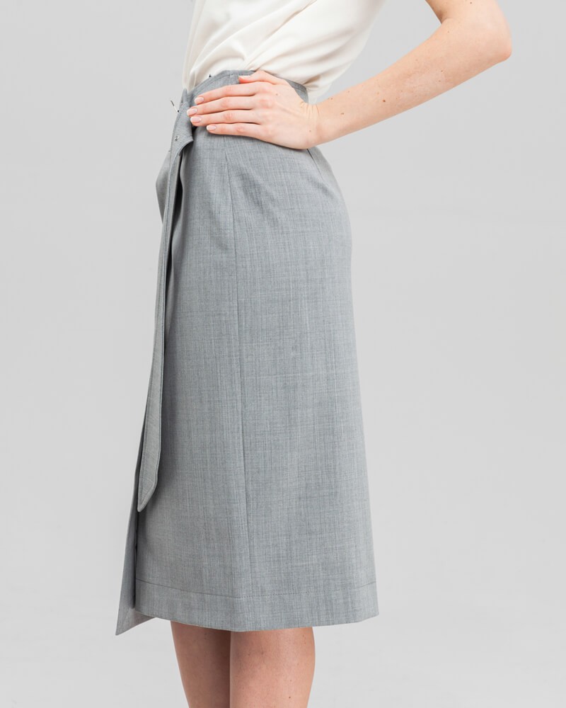 Юбка с запахом длины миди из костюмной шерстяной ткани дополнена длинным широким поясом с пряжкой. Рекомендуем сочетать данную юбку с любым пиджаком нашей коллекции.

На модели размер XS