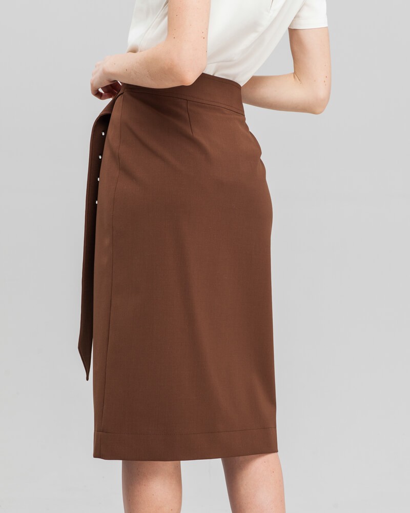 Юбка SK010, цвет: коричневый Allweneed Юбка с запахом длины миди из костюмной шерстяной ткани дополнена длинным широким поясом с пряжкой. Рекомендуем сочетать данную юбку с любым пиджаком нашей коллекции.
На модели размер XS