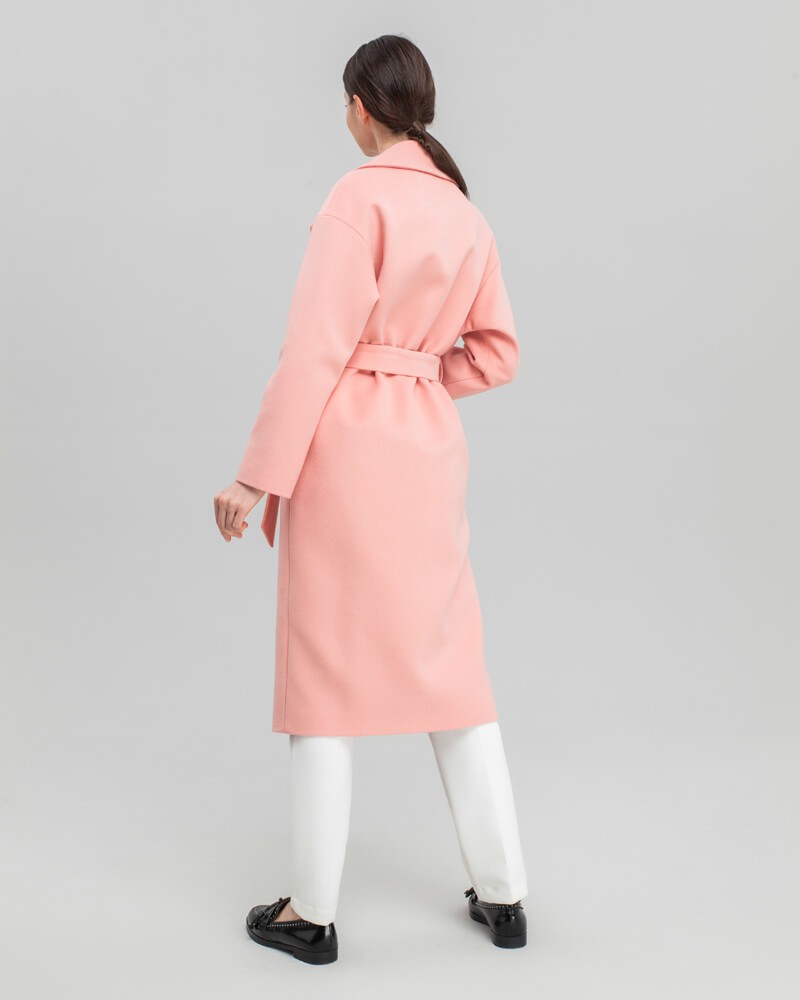 Пальто из плотной шерсти на подкладе. Модель прямого силуэтас английским воротником.Пальто дополнено двумя вместительными карманами,без застежки, с поясом из основного материала.

На модели размер XS