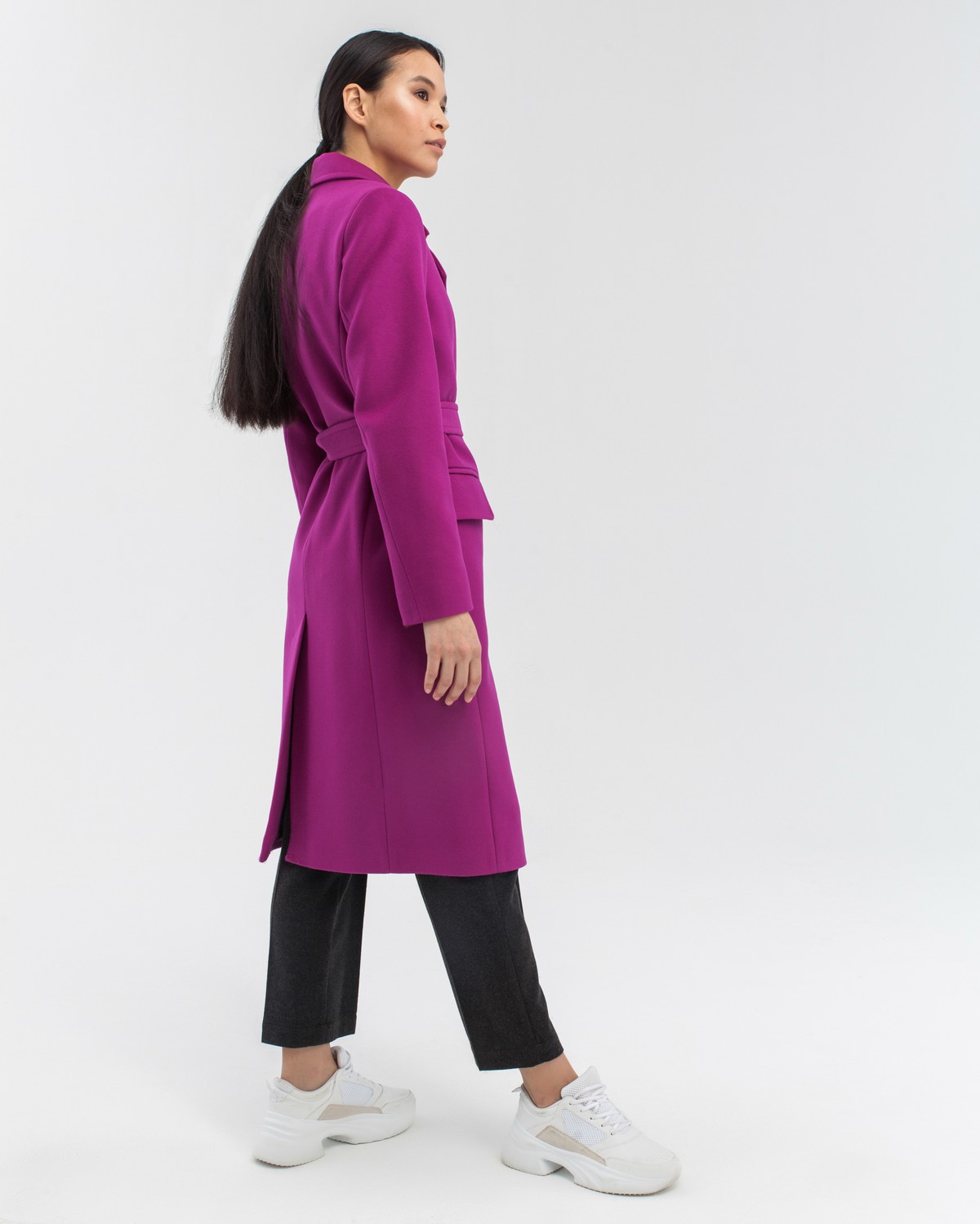 Пальто из плотной шерсти на подкладке. Модель прямого силуэта санглийским воротником и классической линией плеча, застегивается на пуговицы, дополнено двумя вместительными карманами с клапаном и поясом в тон изделия. Модель средней длины хорошо смотрится как на миниатюрных, так и на высоких девушках.

На модели размер XS
