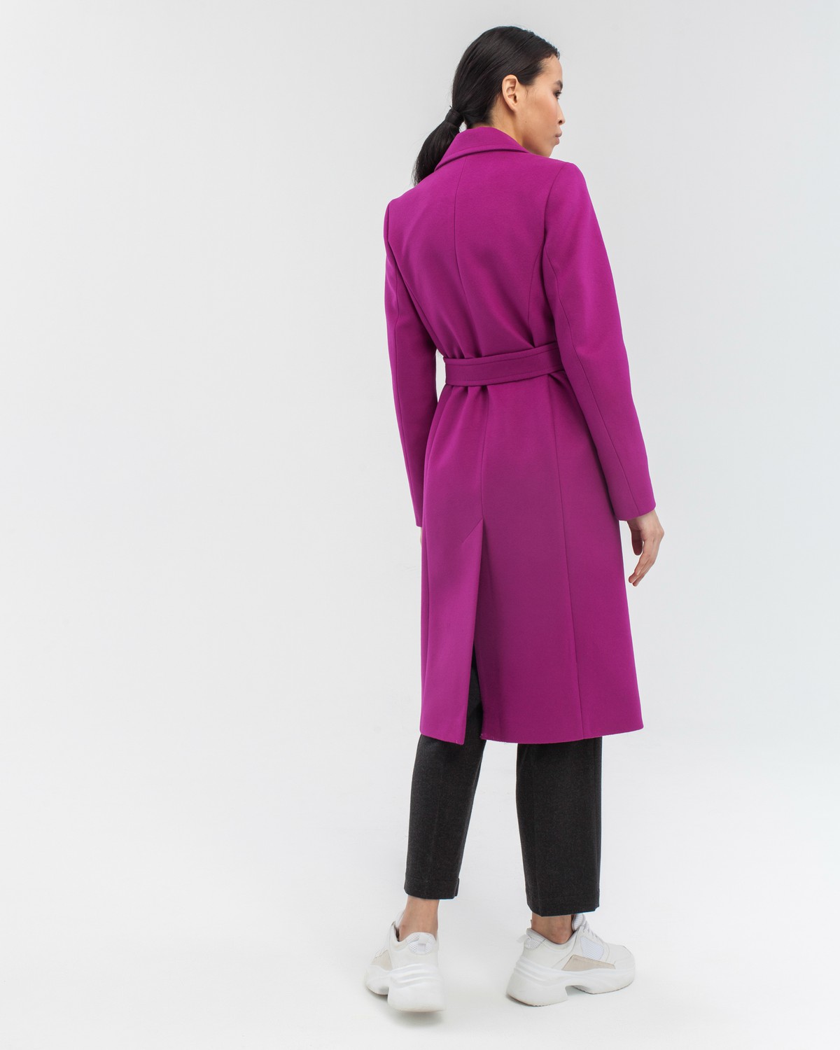 Пальто из плотной шерсти на подкладке. Модель прямого силуэта санглийским воротником и классической линией плеча, застегивается на пуговицы, дополнено двумя вместительными карманами с клапаном и поясом в тон изделия. Модель средней длины хорошо смотрится как на миниатюрных, так и на высоких девушках.

На модели размер XS
