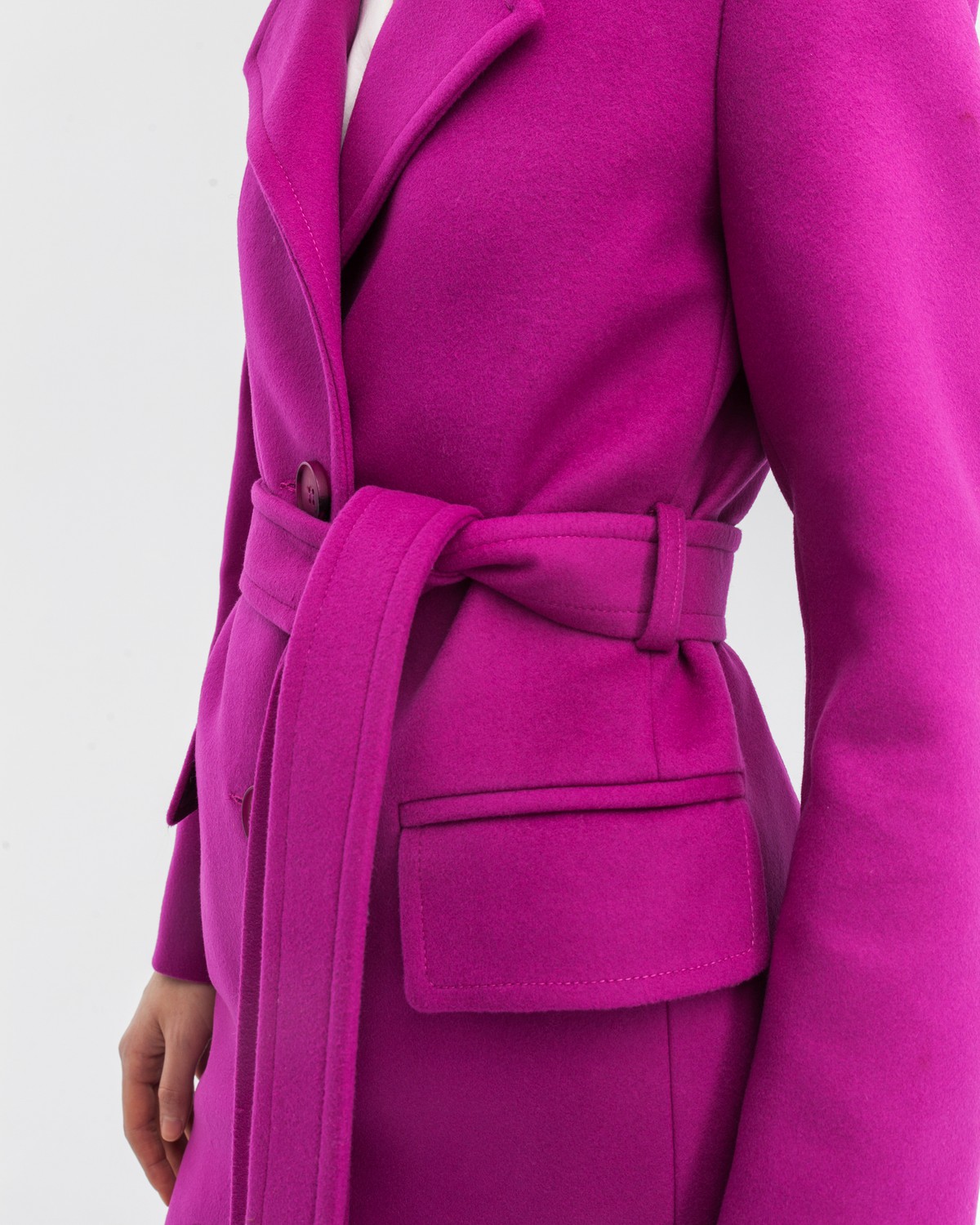 Пальто из плотной шерсти на подкладке. Модель прямого силуэта санглийским воротником и классической линией плеча, застегивается на пуговицы, дополнено двумя вместительными карманами с клапаном и поясом в тон изделия. Модель средней длины хорошо смотрится как на миниатюрных, так и на высоких девушках.

На модели размер XS
