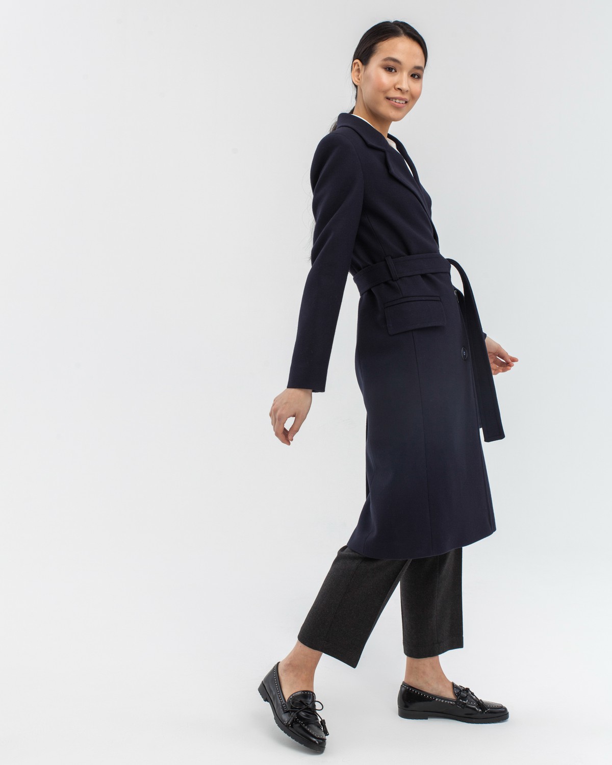 Пальто прямого силуэта Olivia, цвет: темно-синий Allweneed Пальто из плотной шерсти на подкладке. Модель прямого силуэта санглийским воротником и классической линией плеча, застегивается на пуговицы, дополнено двумя вместительными карманами с клапаном и поясом в тон изделия. Модель средней длины хорошо смотрится как на миниатюрных, так и на высоких девушках.
На модели размер XS
