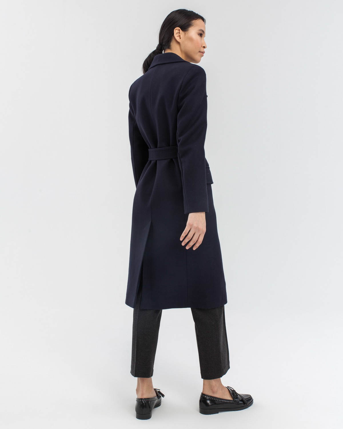 Пальто прямого силуэта Olivia, цвет: темно-синий Allweneed Пальто из плотной шерсти на подкладке. Модель прямого силуэта санглийским воротником и классической линией плеча, застегивается на пуговицы, дополнено двумя вместительными карманами с клапаном и поясом в тон изделия. Модель средней длины хорошо смотрится как на миниатюрных, так и на высоких девушках.
На модели размер XS