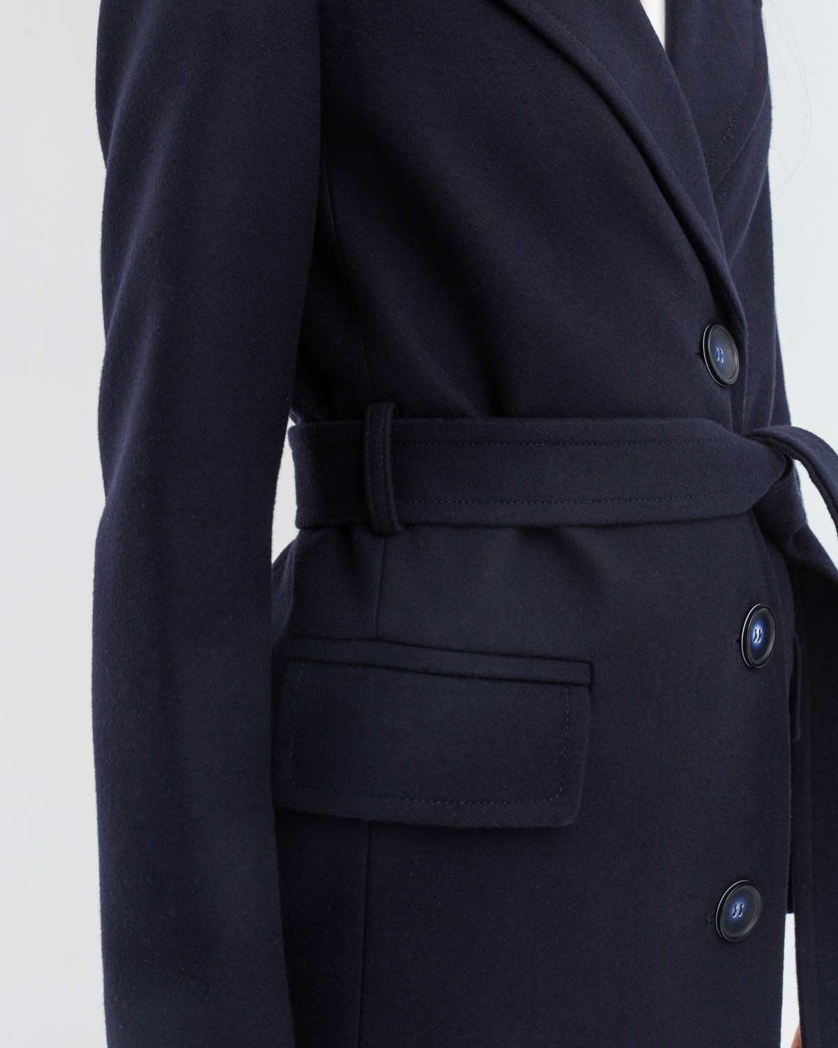 Пальто прямого силуэта Olivia, цвет: темно-синий Allweneed Пальто из плотной шерсти на подкладке. Модель прямого силуэта санглийским воротником и классической линией плеча, застегивается на пуговицы, дополнено двумя вместительными карманами с клапаном и поясом в тон изделия. Модель средней длины хорошо смотрится как на миниатюрных, так и на высоких девушках.
На модели размер XS