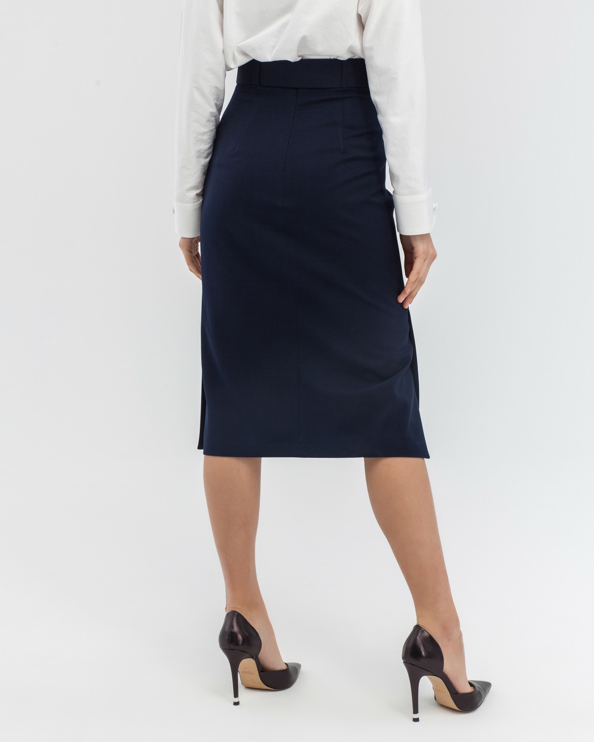 Юбка SK012, цвет: синий Allweneed Юбка-карандаш длины миди из плотной вискозы на подкладке дополнена поясом в тон с обтяжной пряжкой. Идеальная база для создания деловых и вечерних образов. Сочетайте юбку с блузами ирубашками свободного кроя.