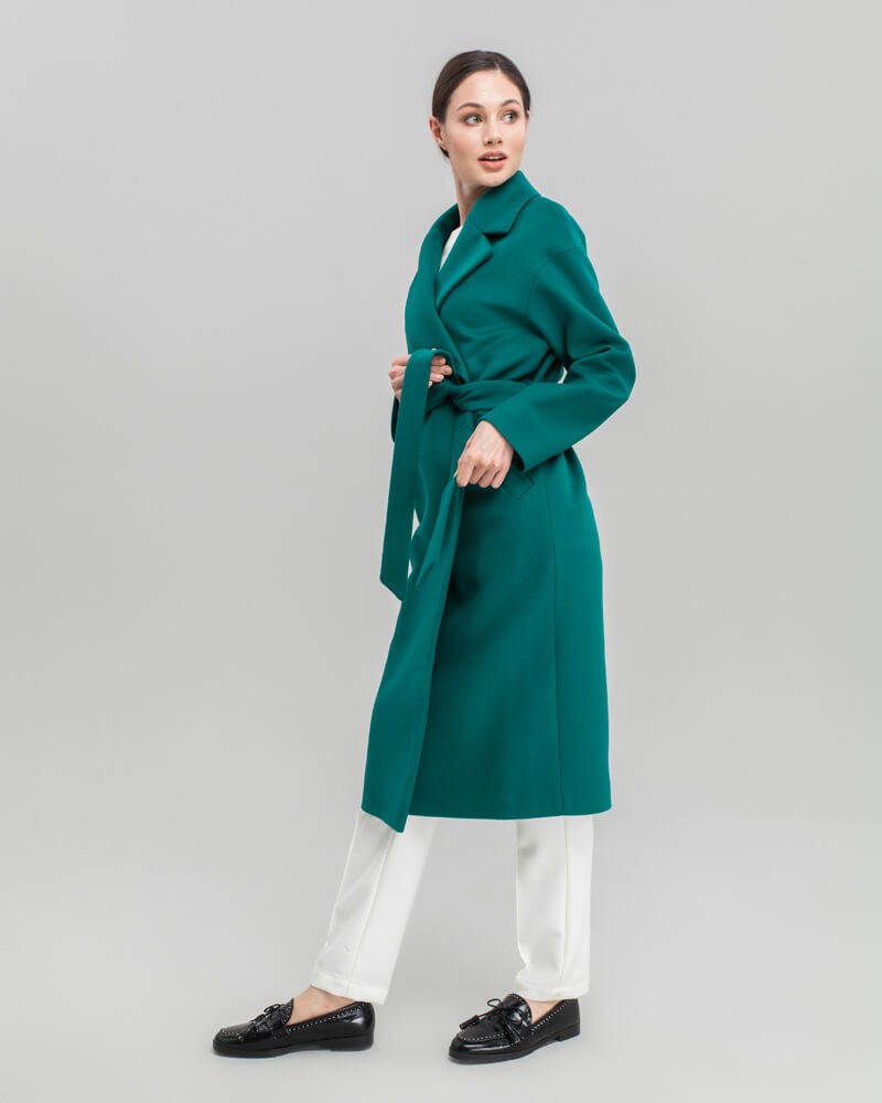Пальто из плотной шерсти на подкладе. Модель прямого силуэтас английским воротником.Пальто дополнено двумя вместительными карманами,без застежки, с поясом из основного материала.

На модели размер XS