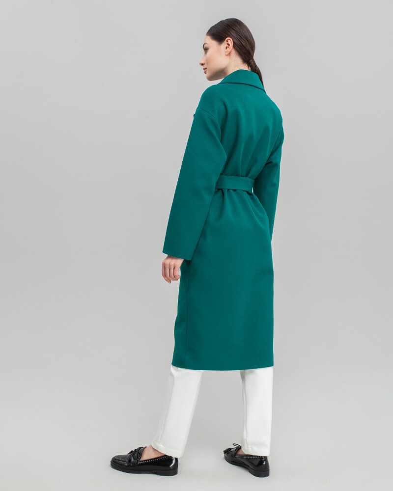 Пальто из плотной шерсти на подкладе. Модель прямого силуэтас английским воротником.Пальто дополнено двумя вместительными карманами,без застежки, с поясом из основного материала.

На модели размер XS