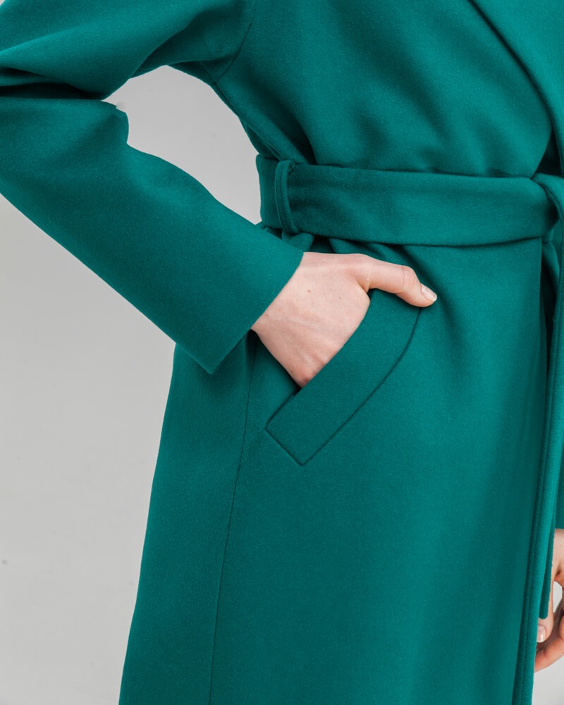 Пальто из плотной шерсти на подкладе. Модель прямого силуэтас английским воротником.Пальто дополнено двумя вместительными карманами,без застежки, с поясом из основного материала.

На модели размер XS