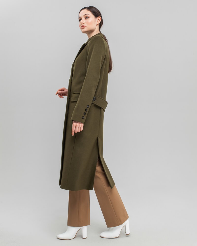 Двубортное пальто прямого кроя длины миди из плотной шерсти на подкладе с двумя шлицами. Доволнено хлястиком на спинке.
Структурированный силуэт пальто идеально подойдет для создания деловых образов на каждый день.

На модели размер XS