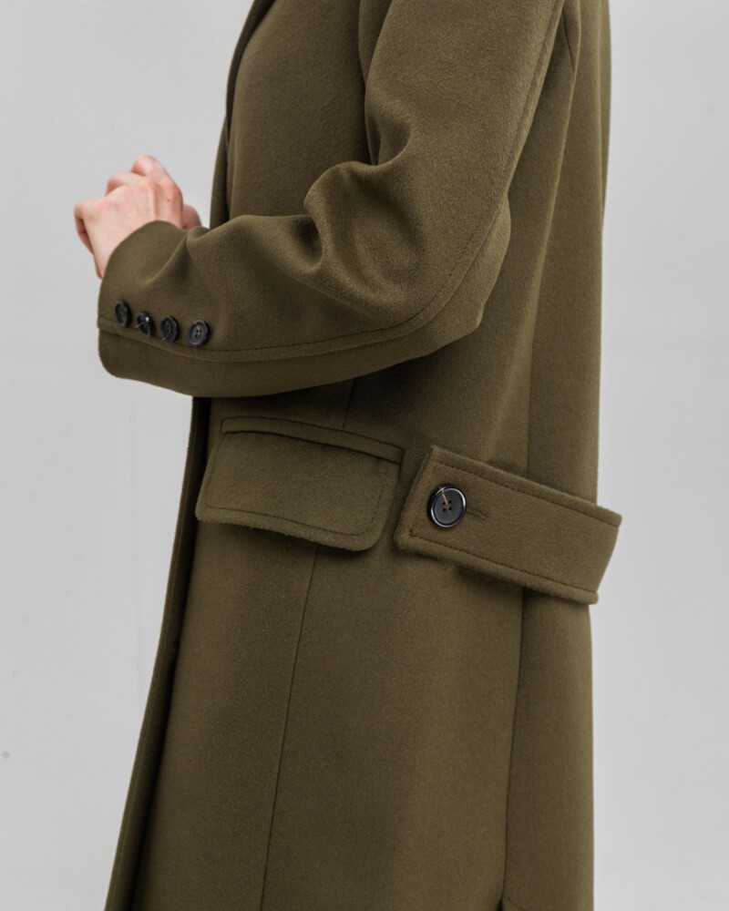 Двубортное пальто прямого кроя длины миди из плотной шерсти на подкладе с двумя шлицами. Доволнено хлястиком на спинке.
Структурированный силуэт пальто идеально подойдет для создания деловых образов на каждый день.

На модели размер XS