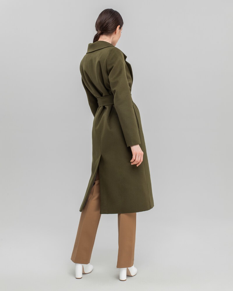 Утепленное пальто-халат с втачанным рукавом классической посадки и английским воротником. Дополнено поясом с пряжкой в тон изделия. Благодаря утонченному крою и утеплителю в подкладке с пальто можно создавать элегантные и женственные зимние образы.

Модель будет согревать вас до -10 градусов.

На модели размер XS