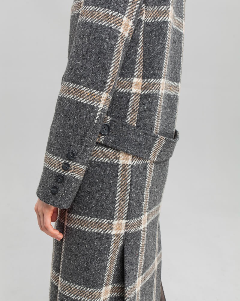 Пальто прямого кроя с хлястиком на спинке, цвет: серо-бежевая клетка Allweneed Двубортное пальто прямого кроя длины миди из плотной шерсти на подкладе с двумя шлицами. Доволнено хлястиком на спинке.
Структурированный силуэт пальто идеально подойдет для создания деловых образов на каждый день.
На модели размер XS