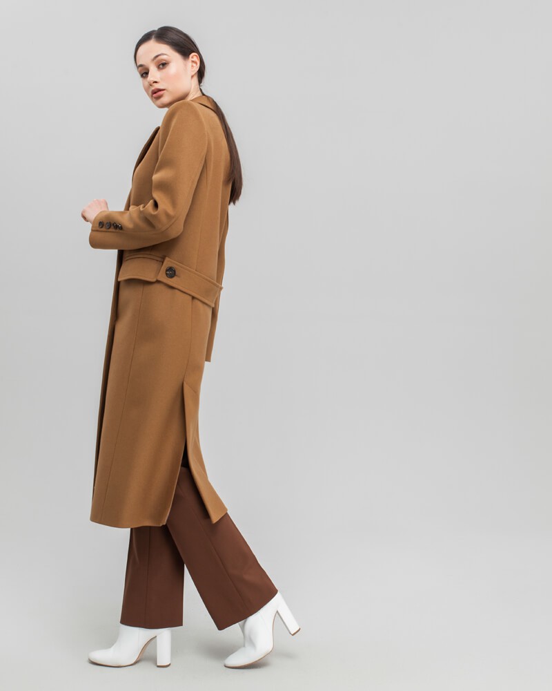 Двубортное пальто прямого кроя длины миди из плотной шерсти на подкладе с двумя шлицами. Доволнено хлястиком на спинке.
Структурированный силуэт пальто идеально подойдет для создания деловых образов на каждый день.

На модели размер XS