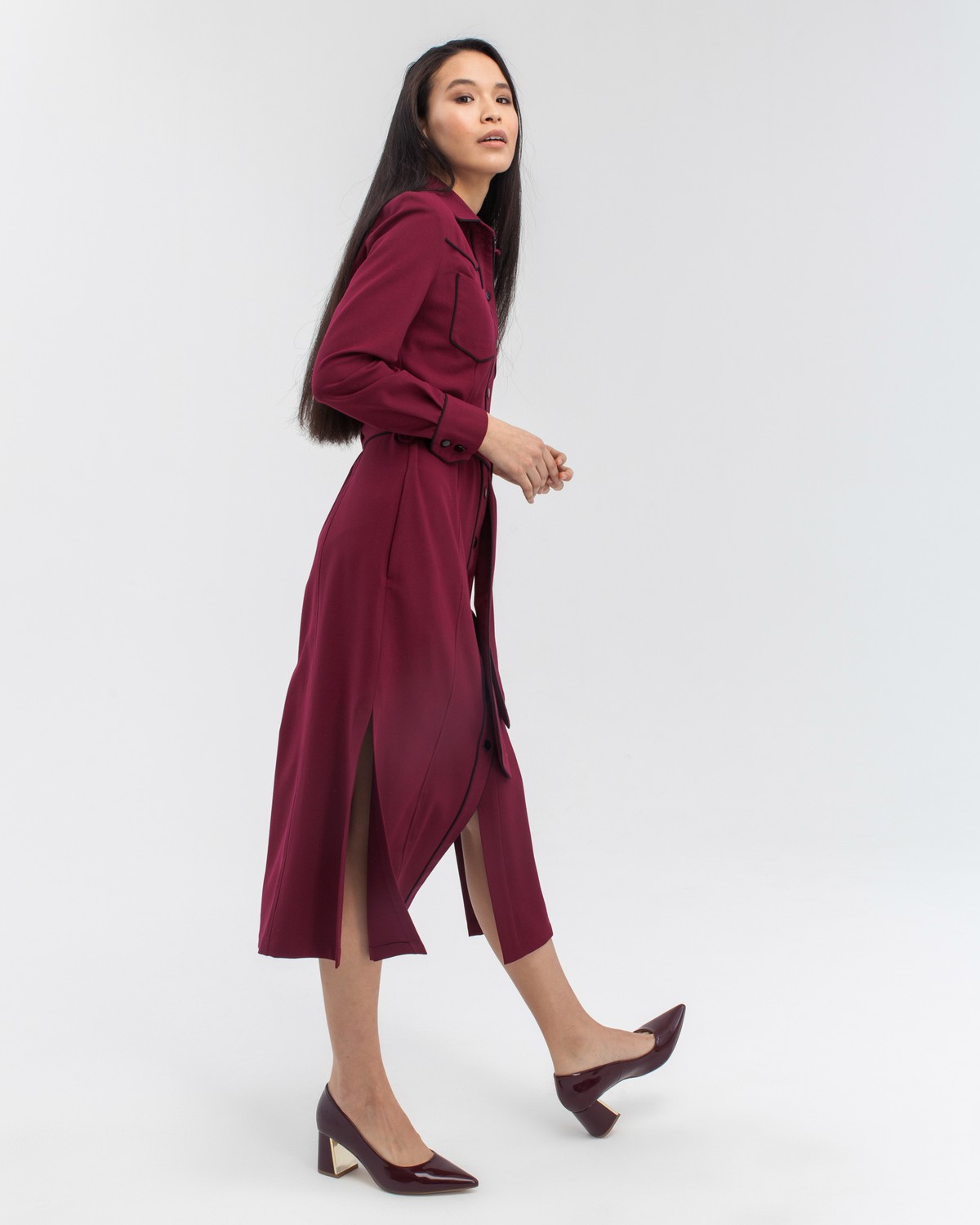 Платье DR042, цвет: винный Allweneed Платье-рубашка приталенного силуэта длины миди с застежкой на пуговицы дополнено поясом в тон из основного материала и кантом черного цвета. С этим платьем можно собрать множество образов, так как оно прекрасно смотрится как самостоятельно, так и в качестве накидки, дополняющей образ с водолазкой и брюками.
