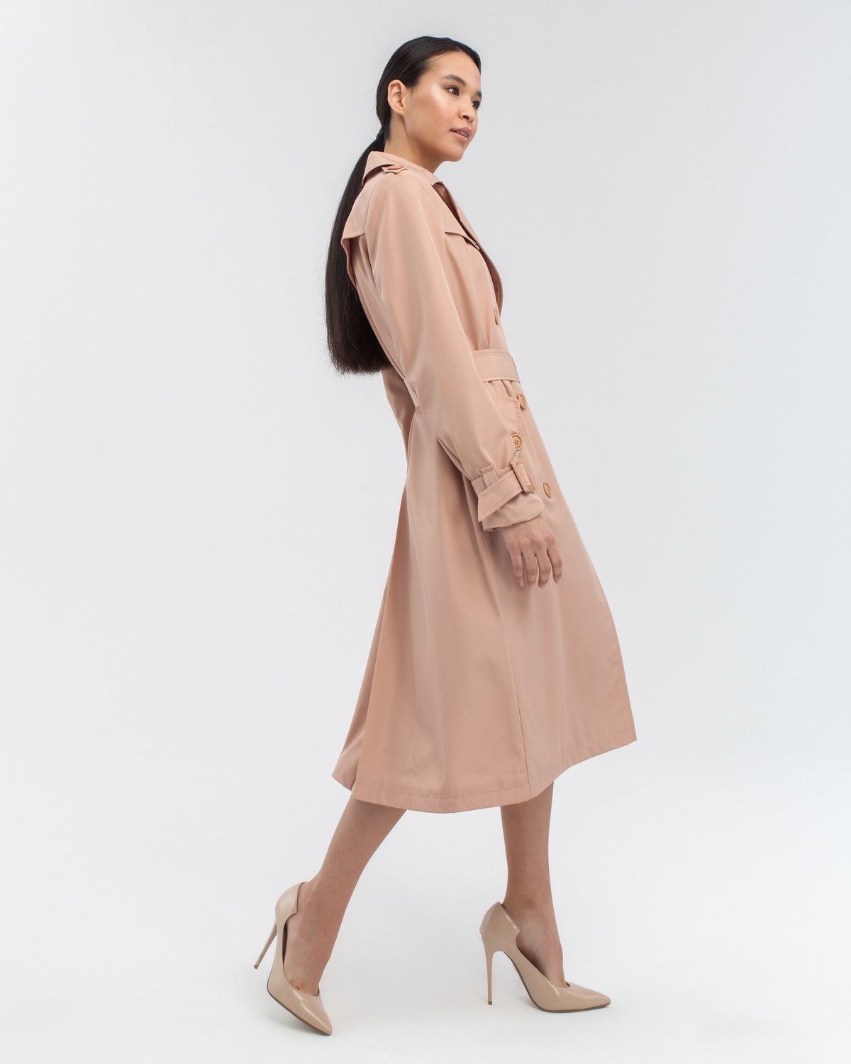 Тренч классической посадки с втачным плечом, дополнен поясом с фурнитурой в тон изделия. Незаменимая вещь для яркихпрогулок