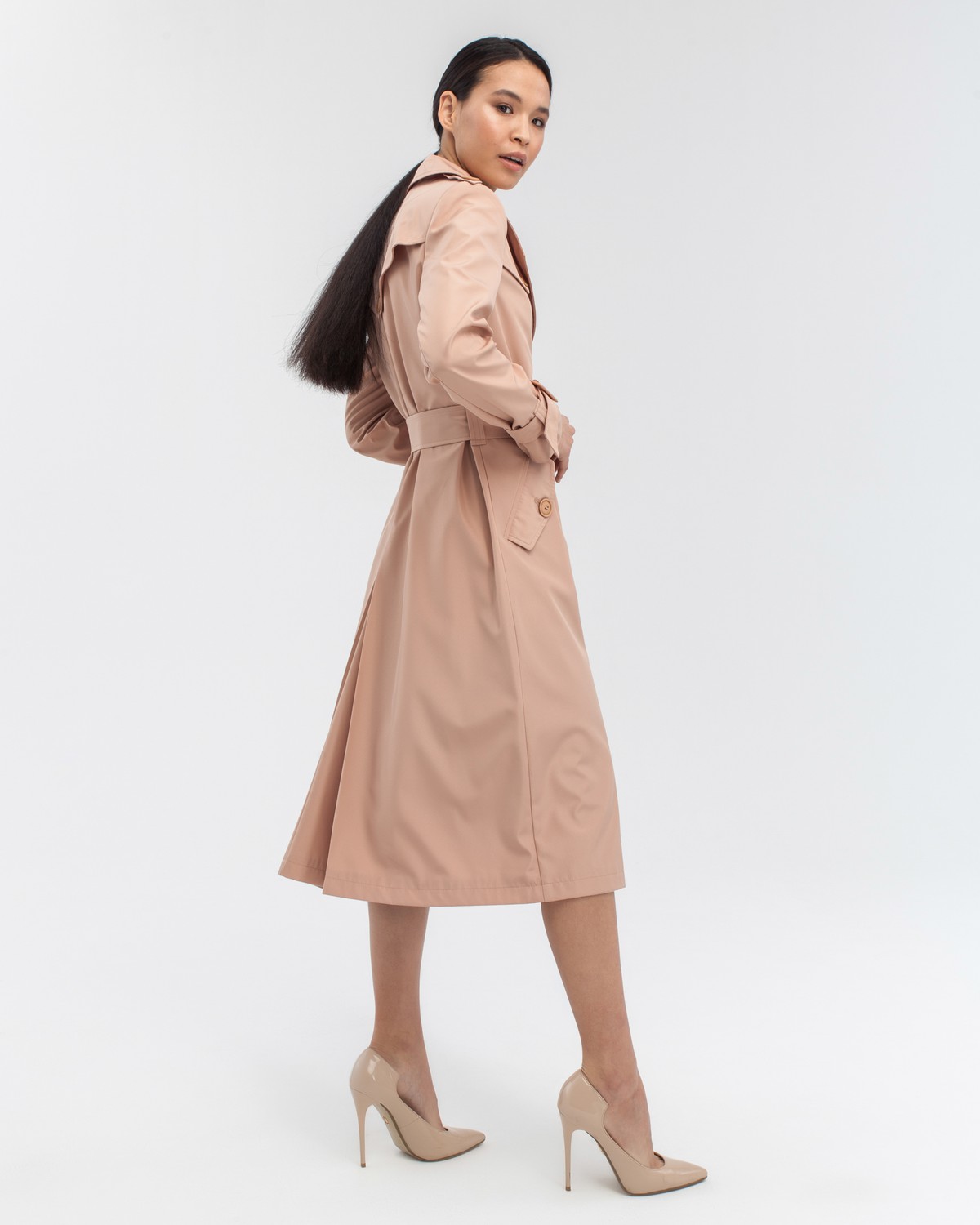 Тренч классической посадки с втачным плечом, дополнен поясом с фурнитурой в тон изделия. Незаменимая вещь для яркихпрогулок