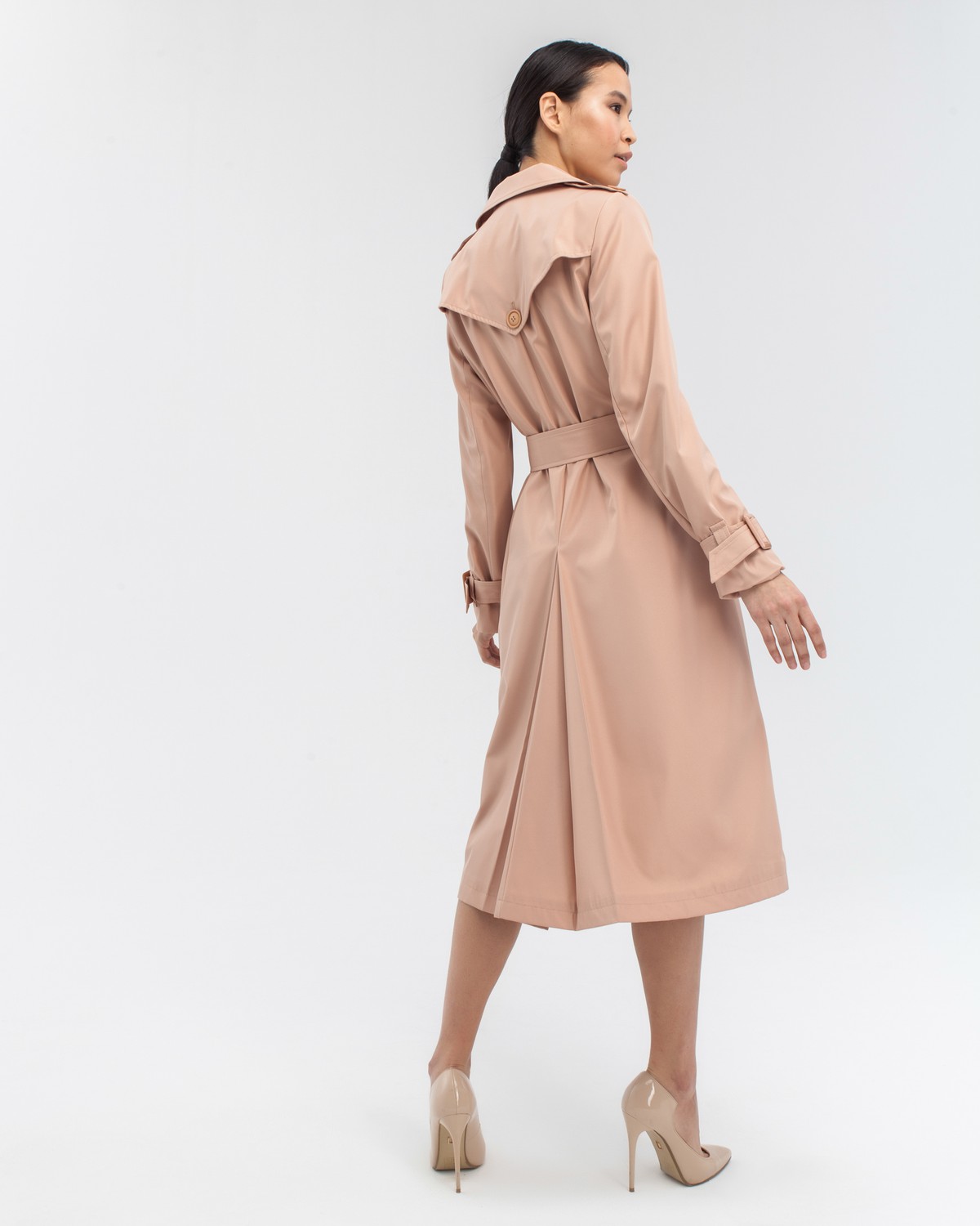 Тренч классической посадки с втачным плечом, дополнен поясом с фурнитурой в тон изделия. Незаменимая вещь для яркихпрогулок