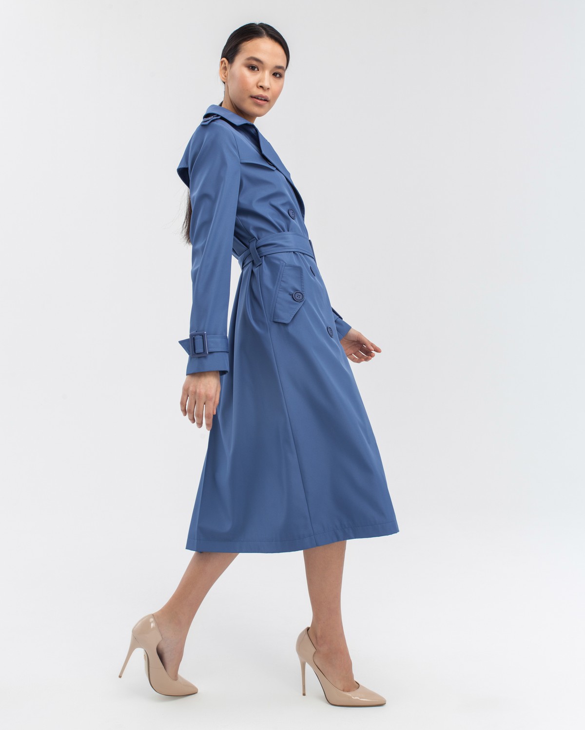 Тренч классической посадки с втачным плечом, дополнен поясом с фурнитурой в тон изделия. Незаменимая вещь для яркихпрогулок