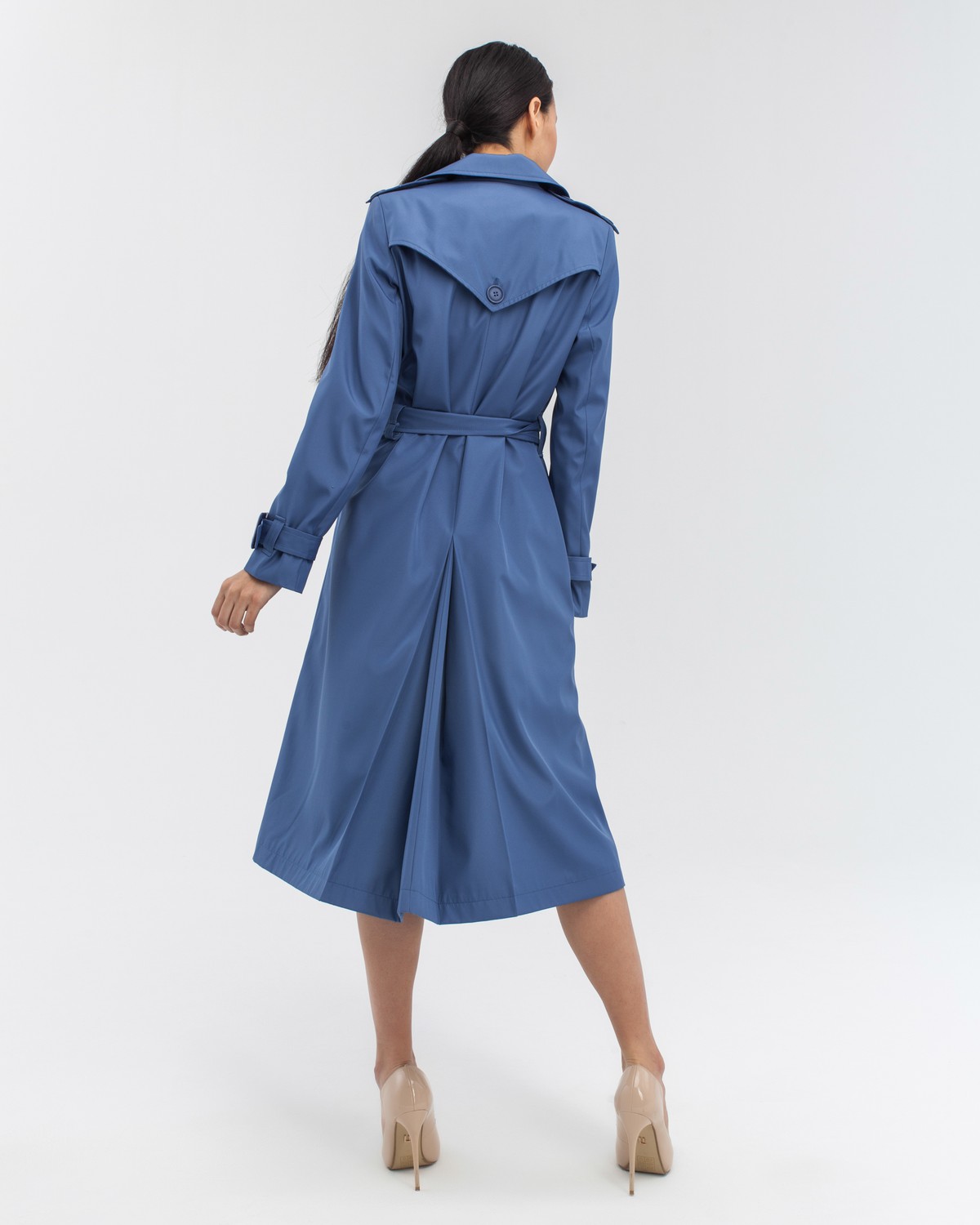 Тренч классической посадки с втачным плечом, дополнен поясом с фурнитурой в тон изделия. Незаменимая вещь для яркихпрогулок