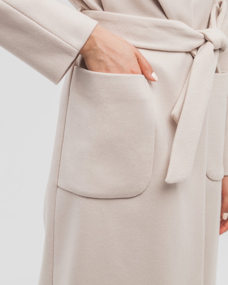 Пальто-халат из плотной шерсти с кашемиром.Модель прямого силуэта с английским воротником, покрой рукава реглан.Пальто дополнено двумя вместительными накладными карманами, без фурнитуры, с поясом из основного материала.

На модели размер XS