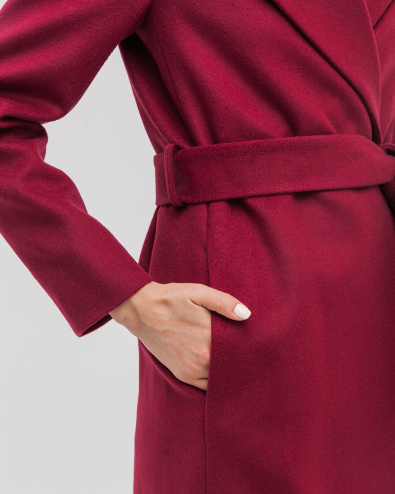 Пальто-халат Carrie NEW, цвет: винный Allweneed Пальто из плотной шерсти на подкладе. Модель прямого силуэта с английским воротником, классической линией плеча. Дополнено двумя вместительными втачными карманами и поясом из основного материала.
Женственный силуэт пальто и пояс, подчеркивающий талию, делает эту модель идеальным вариантом для любителей классики.
На модели размер XS