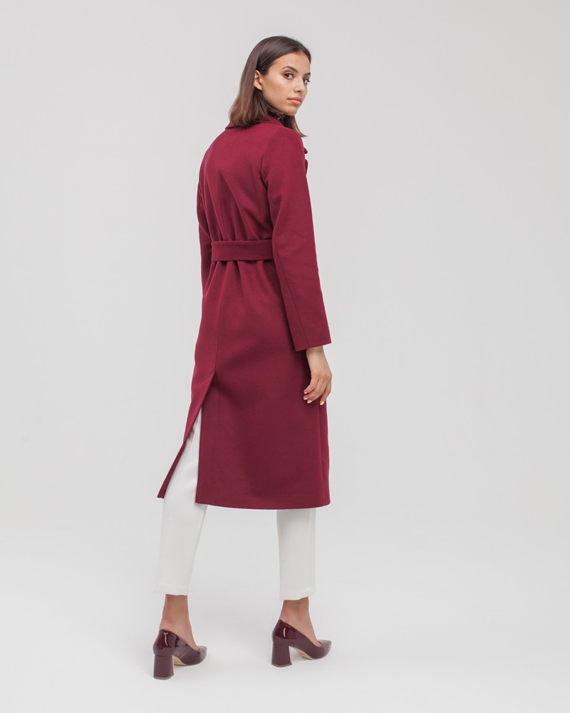 Пальто-халат Carrie NEW, цвет: винный Allweneed Пальто из плотной шерсти на подкладе. Модель прямого силуэта с английским воротником, классической линией плеча. Дополнено двумя вместительными втачными карманами и поясом из основного материала.
Женственный силуэт пальто и пояс, подчеркивающий талию, делает эту модель идеальным вариантом для любителей классики.
На модели размер XS