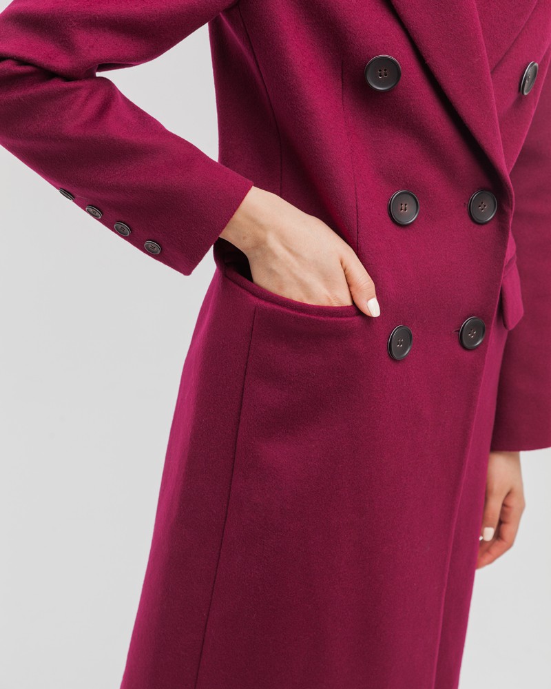 Пальто Blake двубортное укороченное, цвет: винный Allweneed Двубортное укороченное пальто из плотной шерсти с кашемиром. Модель имеет английский воротник, дополнена карманами с клапанами. Отличительная особенность данной модели - шлица по рукаву на 4 пуговицы. Пуговицы выкрашены вручную.
На модели размер XS