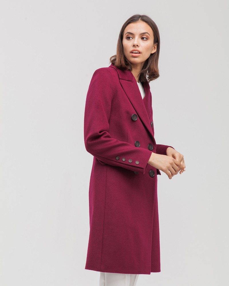 Пальто Blake двубортное укороченное, цвет: винный Allweneed Двубортное укороченное пальто из плотной шерсти с кашемиром. Модель имеет английский воротник, дополнена карманами с клапанами. Отличительная особенность данной модели - шлица по рукаву на 4 пуговицы. Пуговицы выкрашены вручную.
На модели размер XS