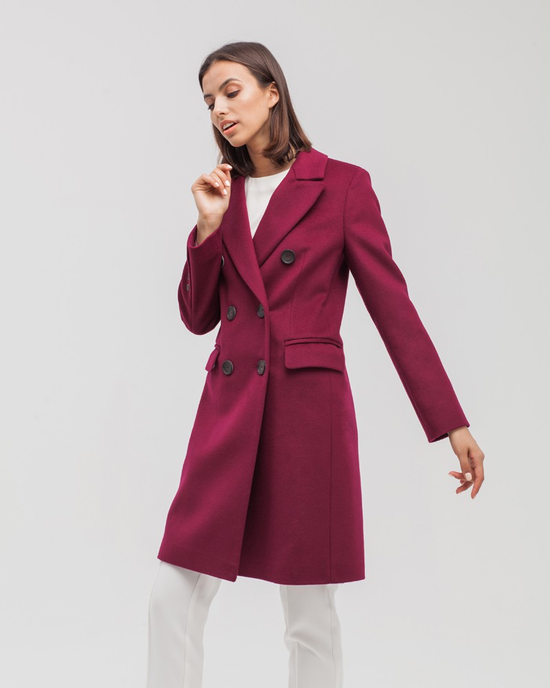 Пальто Blake двубортное укороченное, цвет: винный Allweneed Двубортное укороченное пальто из плотной шерсти с кашемиром. Модель имеет английский воротник, дополнена карманами с клапанами. Отличительная особенность данной модели - шлица по рукаву на 4 пуговицы. Пуговицы выкрашены вручную.
На модели размер XS
