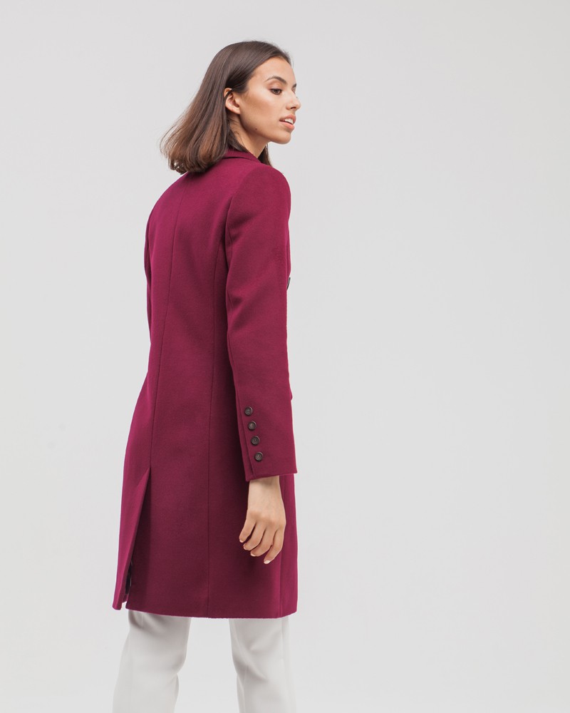 Пальто Blake двубортное укороченное, цвет: винный Allweneed Двубортное укороченное пальто из плотной шерсти с кашемиром. Модель имеет английский воротник, дополнена карманами с клапанами. Отличительная особенность данной модели - шлица по рукаву на 4 пуговицы. Пуговицы выкрашены вручную.
На модели размер XS