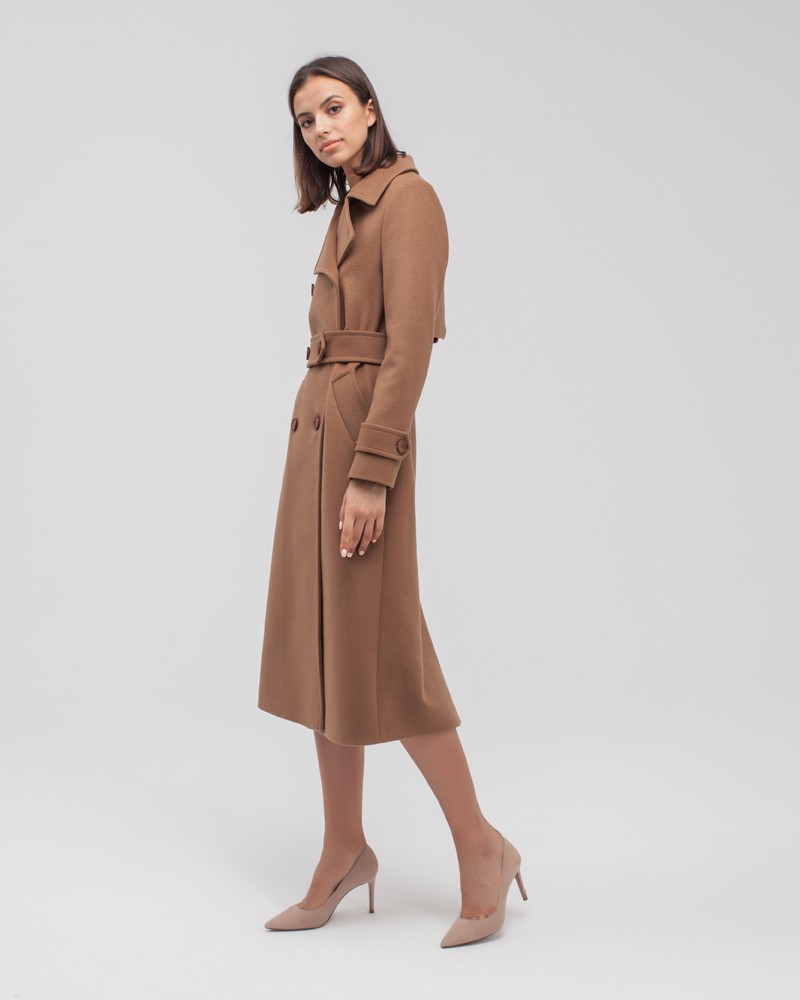 Двубортное пальто-тренчс кокеткой по спинке, широким поясом на пуговицах и шлицей сзади.
Рукава декорированы патами на пуговицах. Классический крой в сочетании с элементами стиля милитари - альтернатива минимализму.