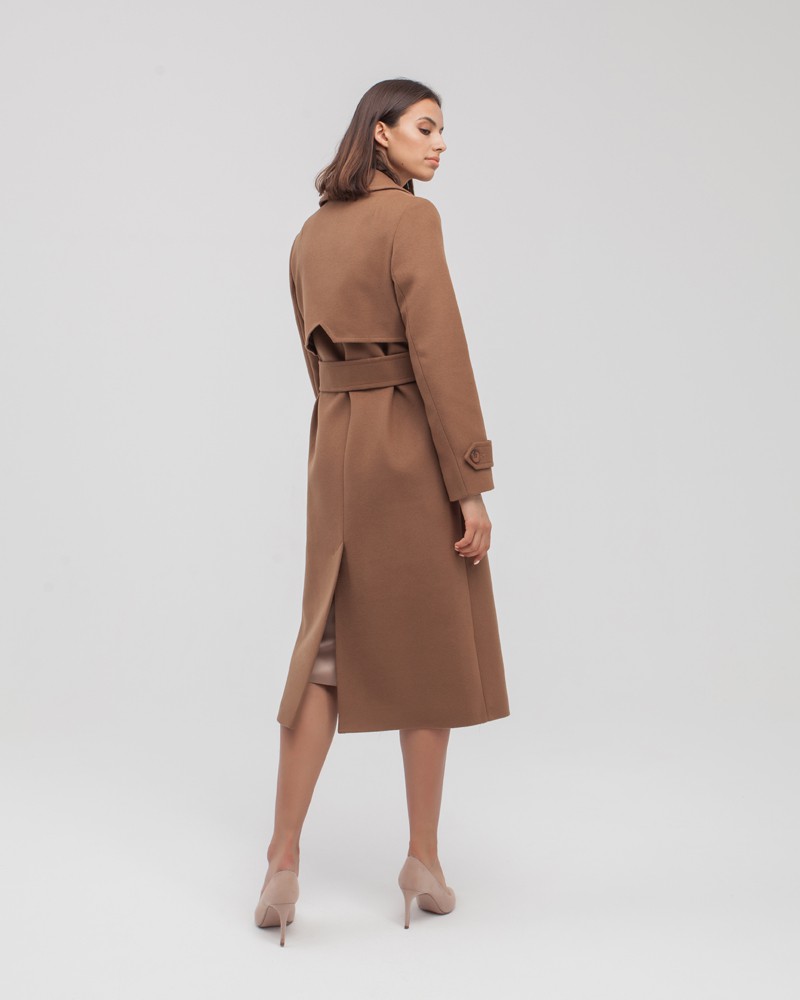 Двубортное пальто-тренчс кокеткой по спинке, широким поясом на пуговицах и шлицей сзади.
Рукава декорированы патами на пуговицах. Классический крой в сочетании с элементами стиля милитари - альтернатива минимализму.